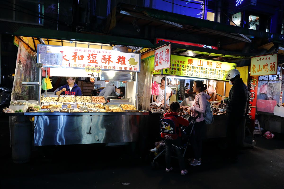【食║永和】我♥樂華夜市～陪我一起長大的樂華夜市，從巷頭吃到巷尾，不只有台灣最美味的小吃更有永和當地人文風情！