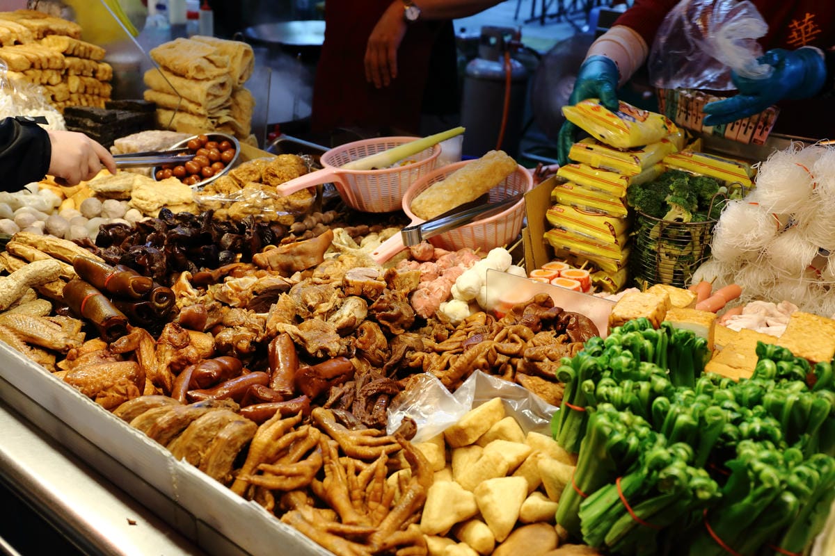 【食║永和】我♥樂華夜市～陪我一起長大的樂華夜市，從巷頭吃到巷尾，不只有台灣最美味的小吃更有永和當地人文風情！