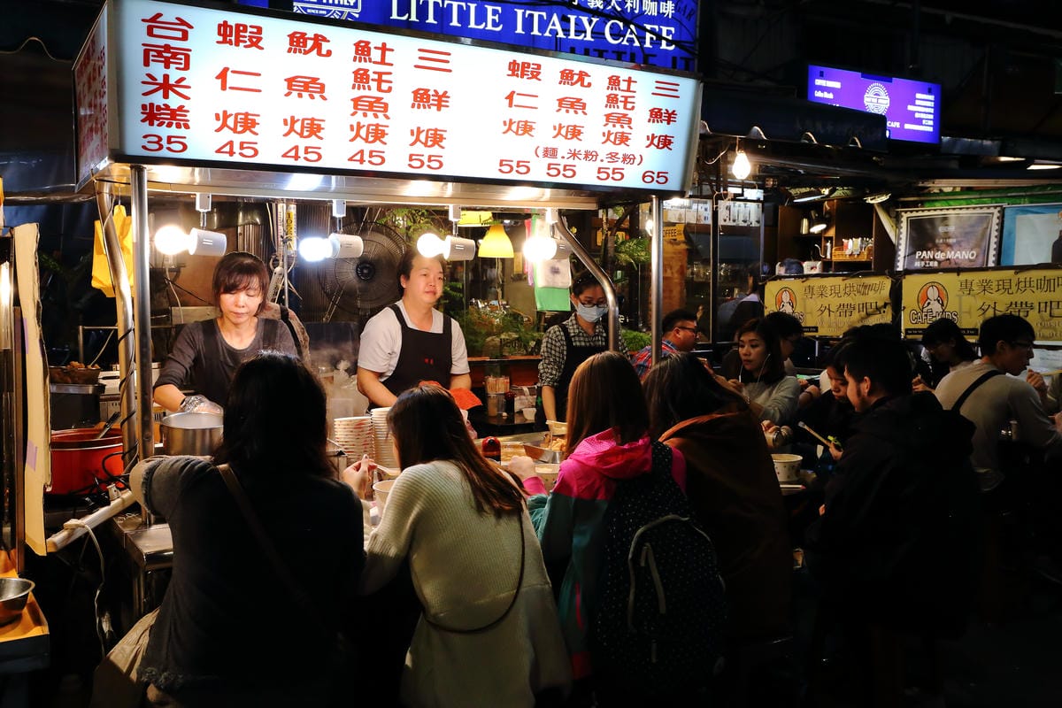 【食║永和】我♥樂華夜市～陪我一起長大的樂華夜市，從巷頭吃到巷尾，不只有台灣最美味的小吃更有永和當地人文風情！