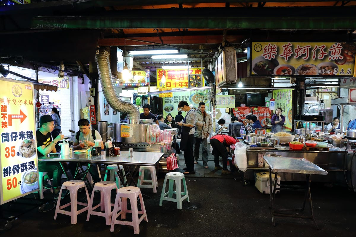 【食║永和】我♥樂華夜市～陪我一起長大的樂華夜市，從巷頭吃到巷尾，不只有台灣最美味的小吃更有永和當地人文風情！