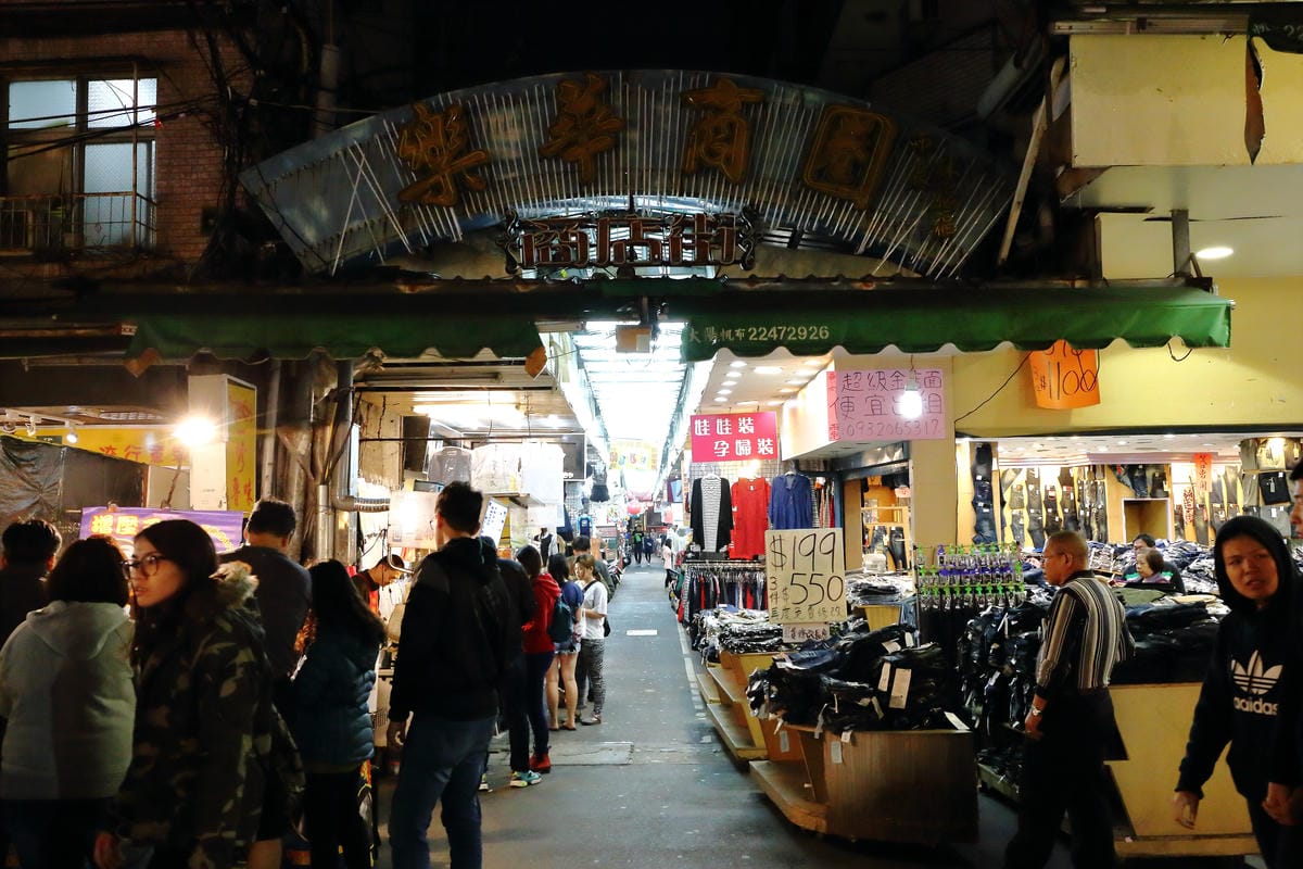 【食║永和】我♥樂華夜市～陪我一起長大的樂華夜市，從巷頭吃到巷尾，不只有台灣最美味的小吃更有永和當地人文風情！