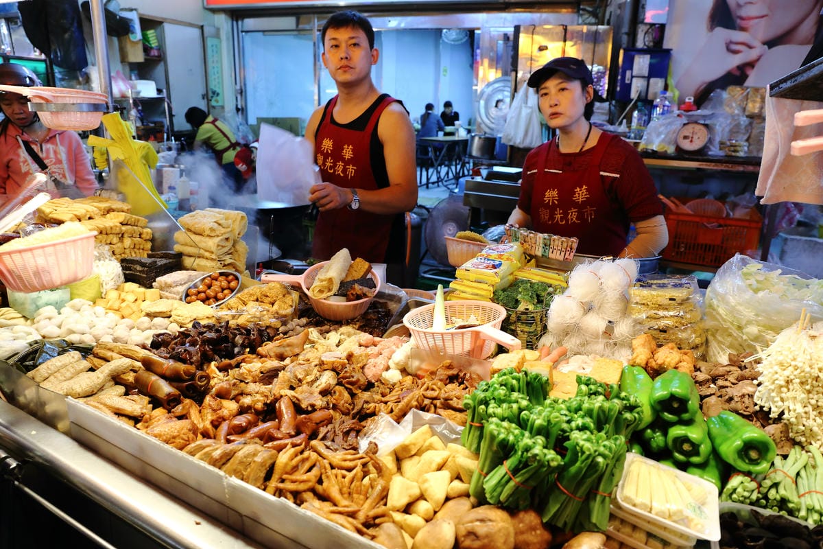 【食║永和】我♥樂華夜市～陪我一起長大的樂華夜市，從巷頭吃到巷尾，不只有台灣最美味的小吃更有永和當地人文風情！