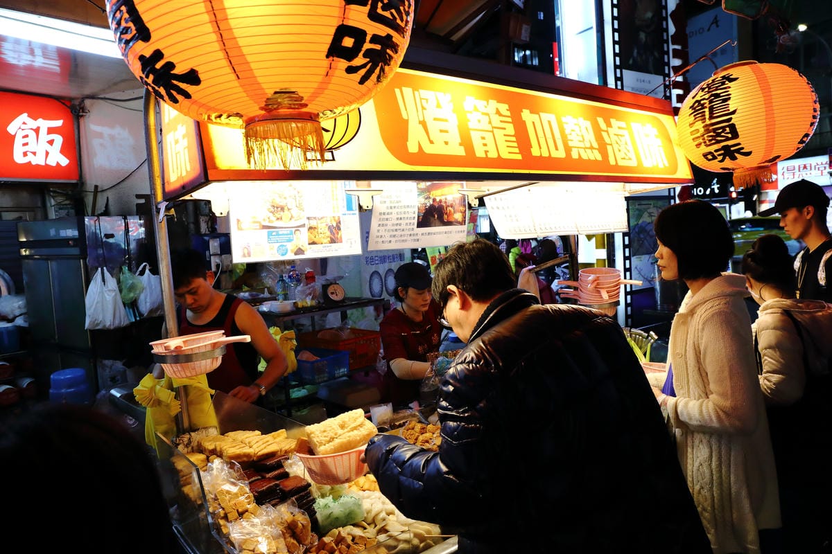 【食║永和】我♥樂華夜市～陪我一起長大的樂華夜市，從巷頭吃到巷尾，不只有台灣最美味的小吃更有永和當地人文風情！