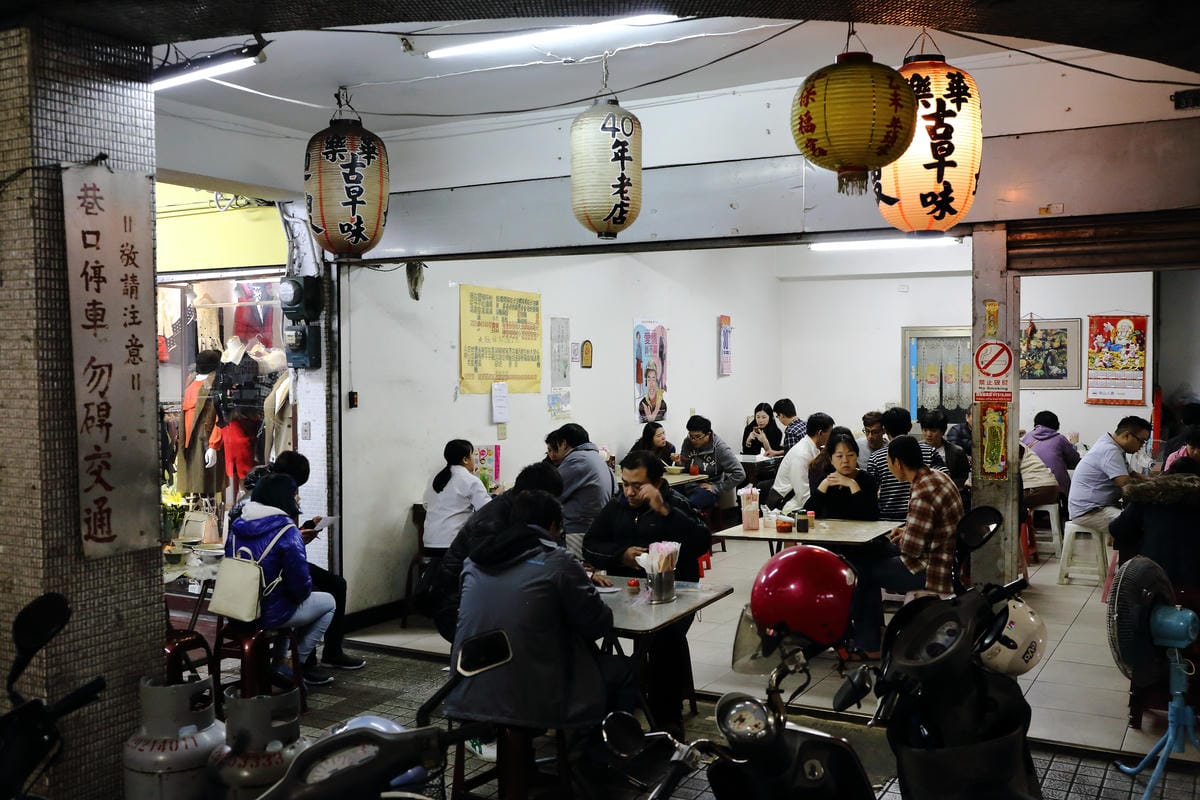 【食║永和】我♥樂華夜市～陪我一起長大的樂華夜市，從巷頭吃到巷尾，不只有台灣最美味的小吃更有永和當地人文風情！