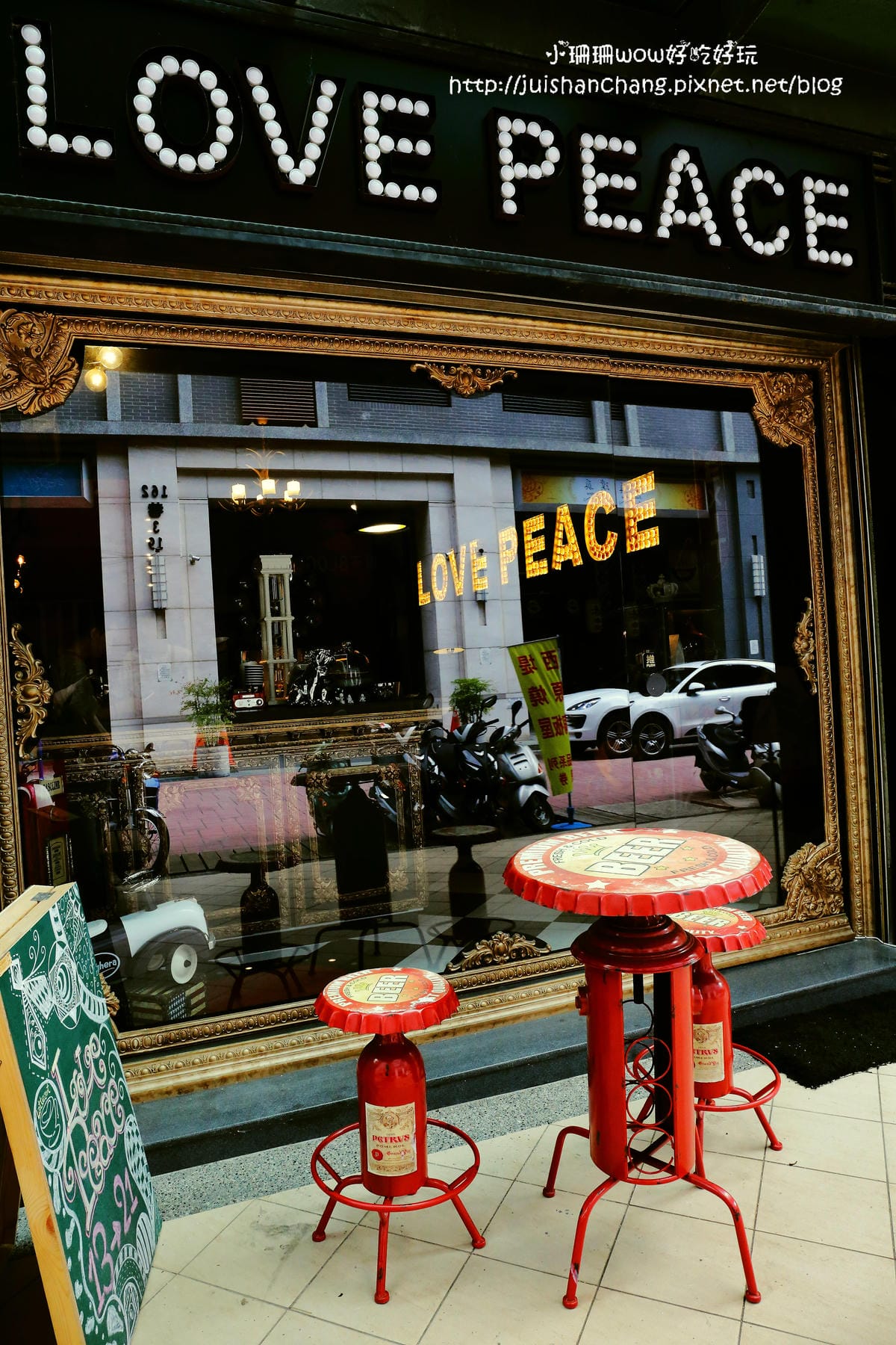 【食║台中】Love . x . Peace Café～超萌系甜點。夢幻馬卡龍大變身，相遇在美國百老匯？！　