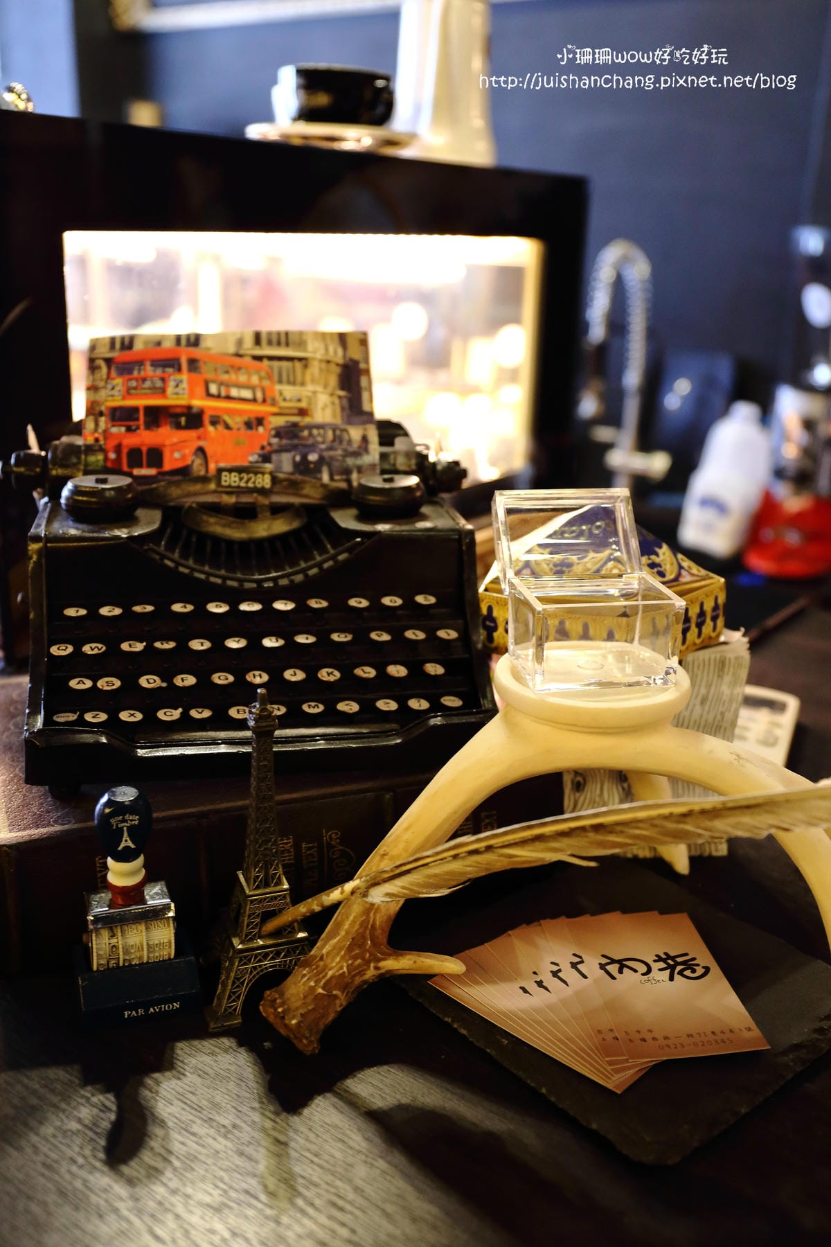 【食║台中】Love . x . Peace Café～超萌系甜點。夢幻馬卡龍大變身，相遇在美國百老匯？！　