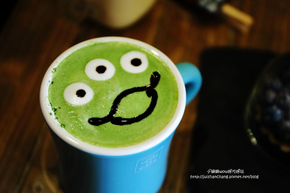 【食║台中】Love . x . Peace Café～超萌系甜點。夢幻馬卡龍大變身，相遇在美國百老匯？！　