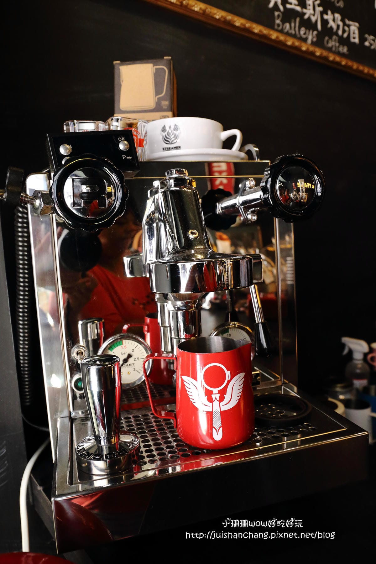 【食║台中】Love . x . Peace Café～超萌系甜點。夢幻馬卡龍大變身，相遇在美國百老匯？！　