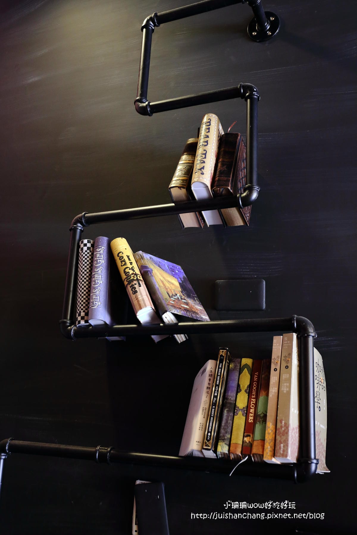 【食║台中】Love . x . Peace Café～超萌系甜點。夢幻馬卡龍大變身，相遇在美國百老匯？！　