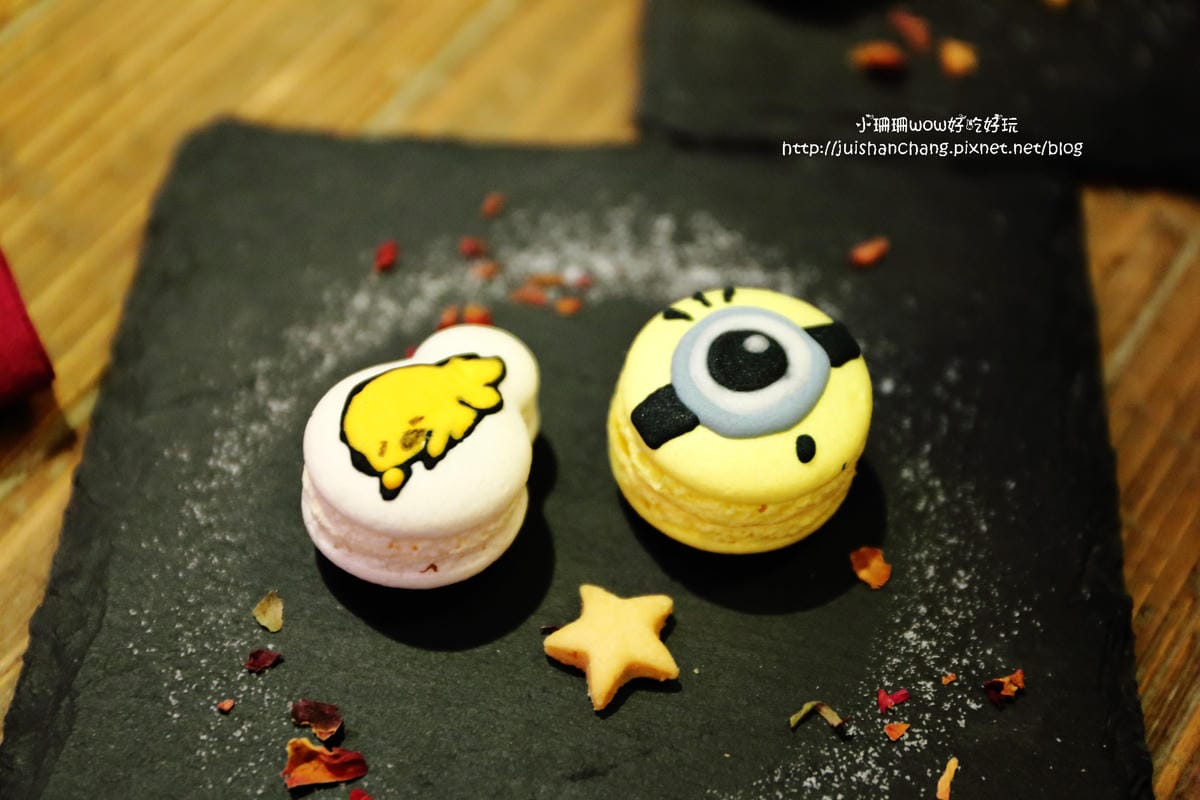 【食║台中】Love . x . Peace Café～超萌系甜點。夢幻馬卡龍大變身，相遇在美國百老匯？！　