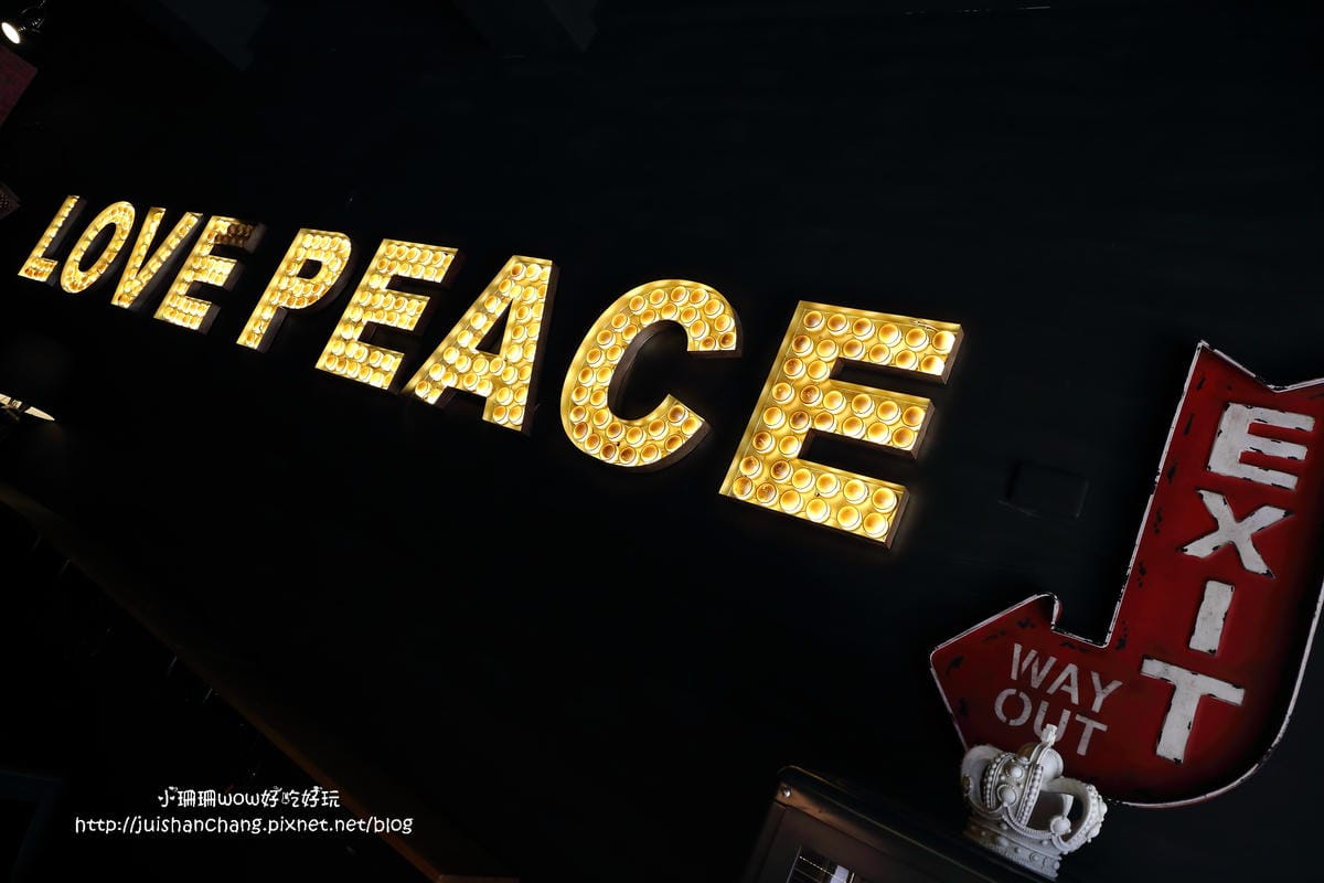 【食║台中】Love . x . Peace Café～超萌系甜點。夢幻馬卡龍大變身，相遇在美國百老匯？！　