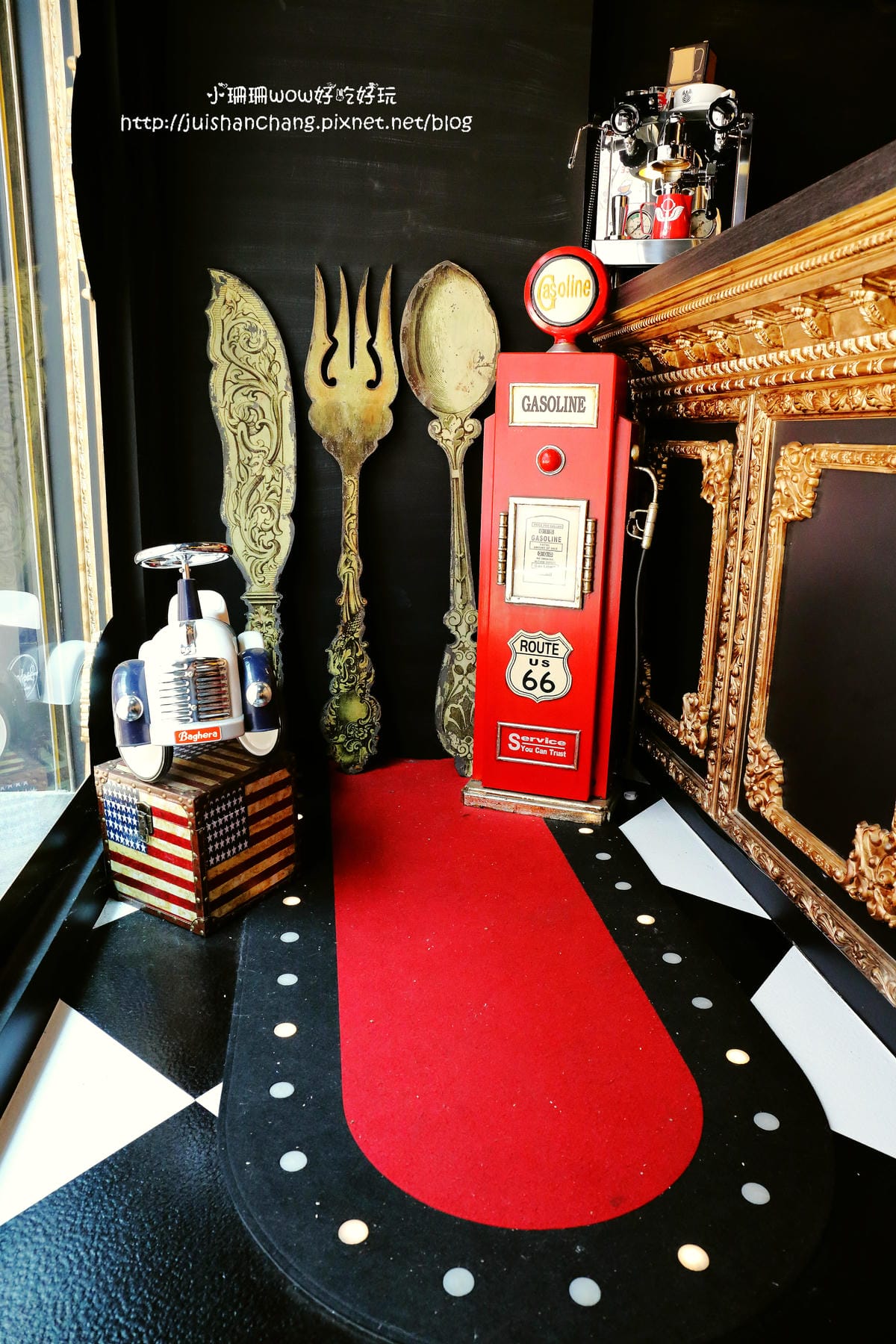 【食║台中】Love . x . Peace Café～超萌系甜點。夢幻馬卡龍大變身，相遇在美國百老匯？！　