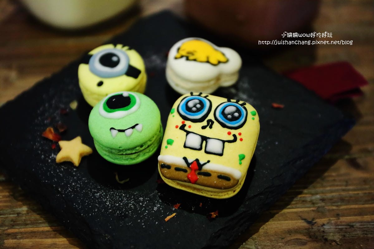 【食║台中】Love . x . Peace Café～超萌系甜點。夢幻馬卡龍大變身，相遇在美國百老匯？！　