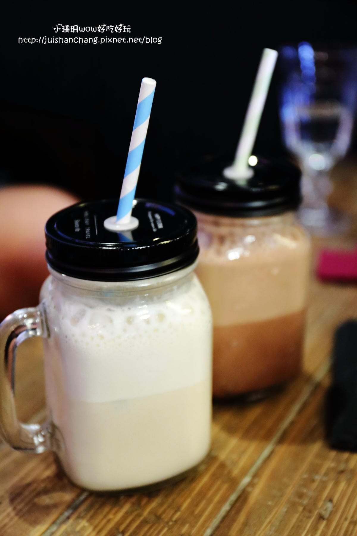 【食║台中】Love . x . Peace Café～超萌系甜點。夢幻馬卡龍大變身，相遇在美國百老匯？！　