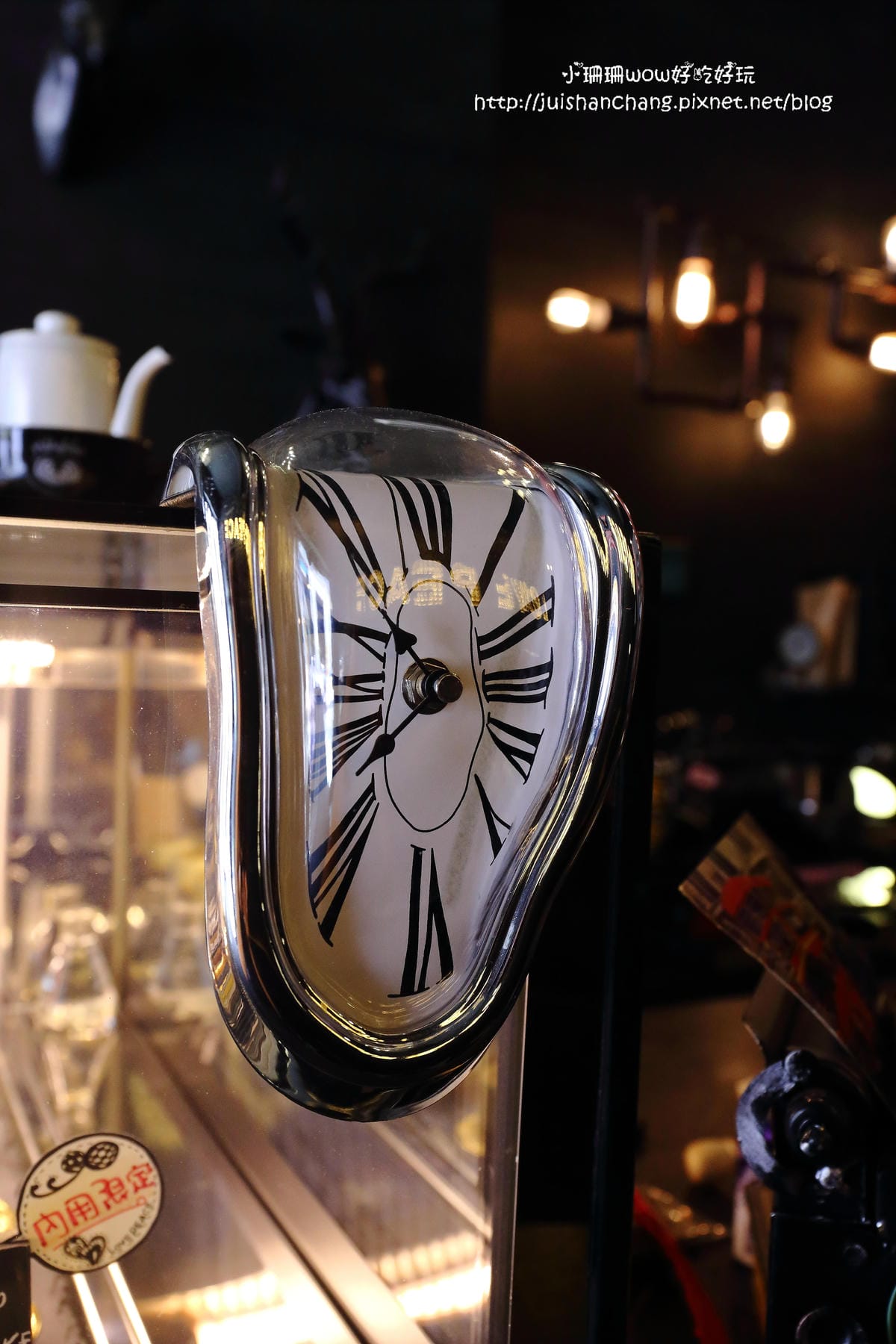 【食║台中】Love . x . Peace Café～超萌系甜點。夢幻馬卡龍大變身，相遇在美國百老匯？！　