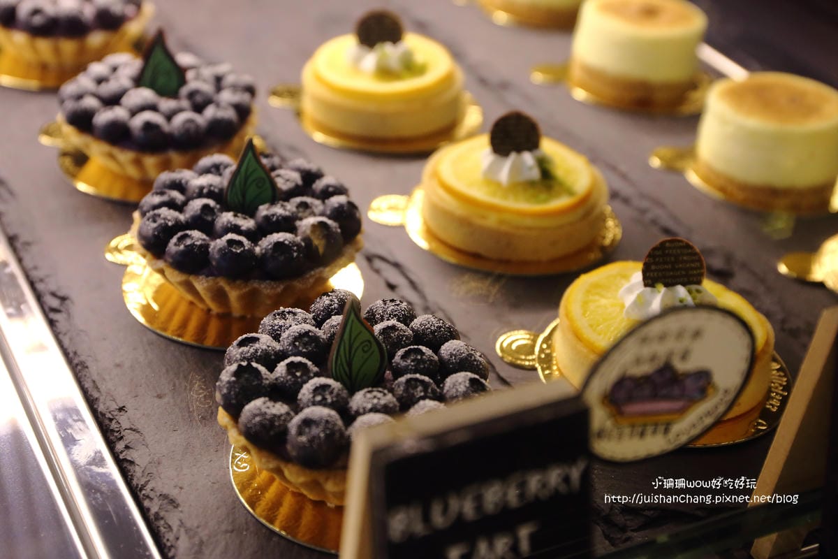 【食║台中】Love . x . Peace Café～超萌系甜點。夢幻馬卡龍大變身，相遇在美國百老匯？！　