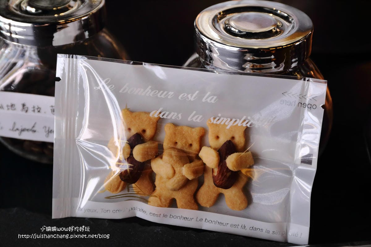 【食║台中】Love . x . Peace Café～超萌系甜點。夢幻馬卡龍大變身，相遇在美國百老匯？！　