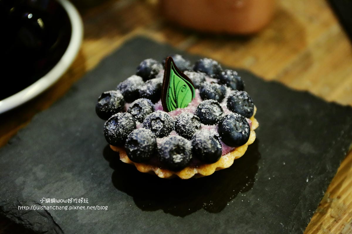 【食║台中】Love . x . Peace Café～超萌系甜點。夢幻馬卡龍大變身，相遇在美國百老匯？！　