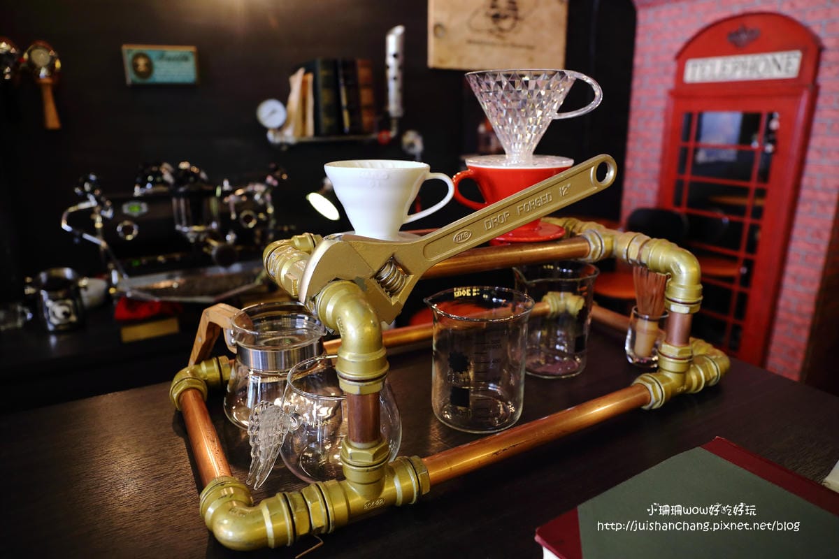 【食║台中】Love . x . Peace Café～超萌系甜點。夢幻馬卡龍大變身，相遇在美國百老匯？！　