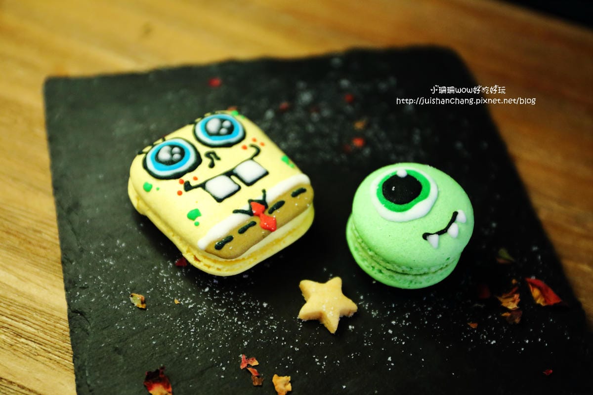 【食║台中】Love . x . Peace Café～超萌系甜點。夢幻馬卡龍大變身，相遇在美國百老匯？！　