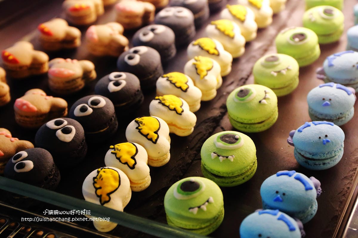 【食║台中】Love . x . Peace Café～超萌系甜點。夢幻馬卡龍大變身，相遇在美國百老匯？！　