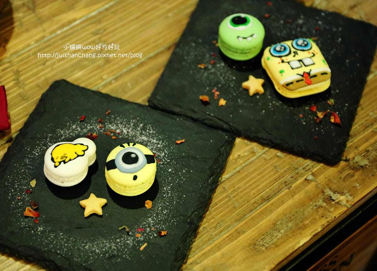 【食║台中】Love . x . Peace Café～超萌系甜點。夢幻馬卡龍大變身，相遇在美國百老匯？！　