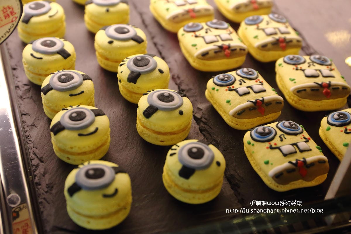 【食║台中】Love . x . Peace Café～超萌系甜點。夢幻馬卡龍大變身，相遇在美國百老匯？！　