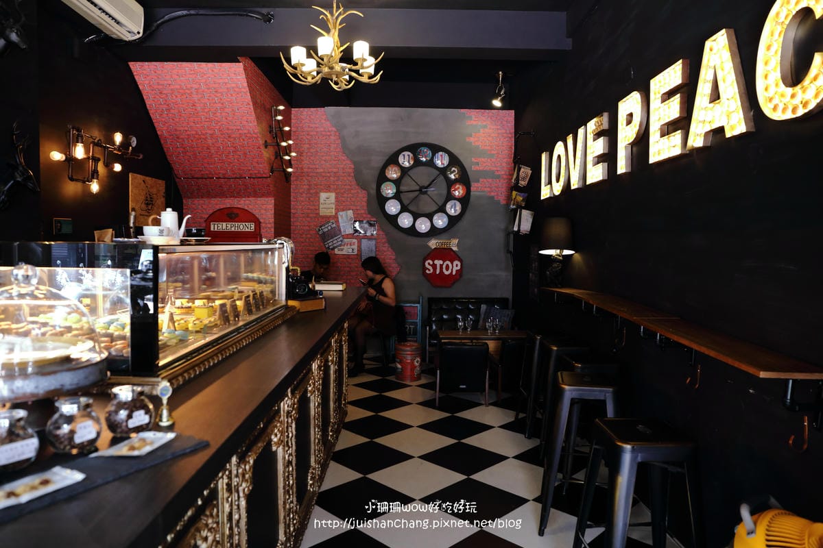 【食║台中】Love . x . Peace Café～超萌系甜點。夢幻馬卡龍大變身，相遇在美國百老匯？！　