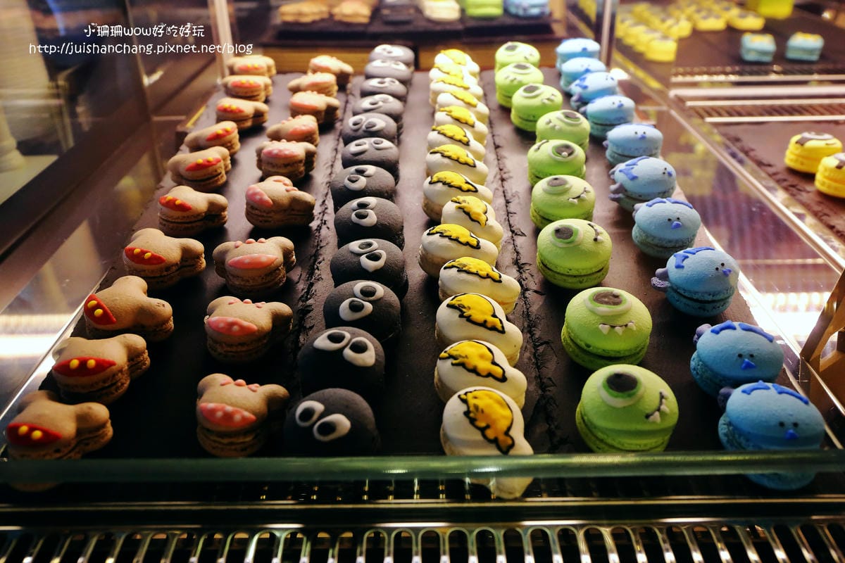 【食║台中】Love . x . Peace Café～超萌系甜點。夢幻馬卡龍大變身，相遇在美國百老匯？！　