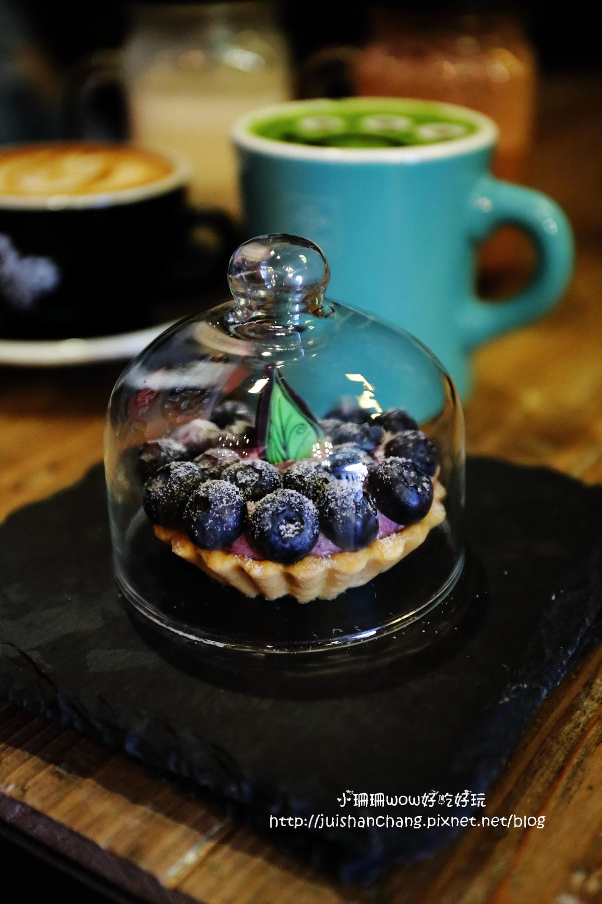 【食║台中】Love . x . Peace Café～超萌系甜點。夢幻馬卡龍大變身，相遇在美國百老匯？！　