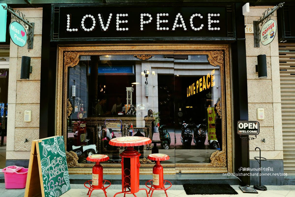 【食║台中】Love . x . Peace Café～超萌系甜點。夢幻馬卡龍大變身，相遇在美國百老匯？！　