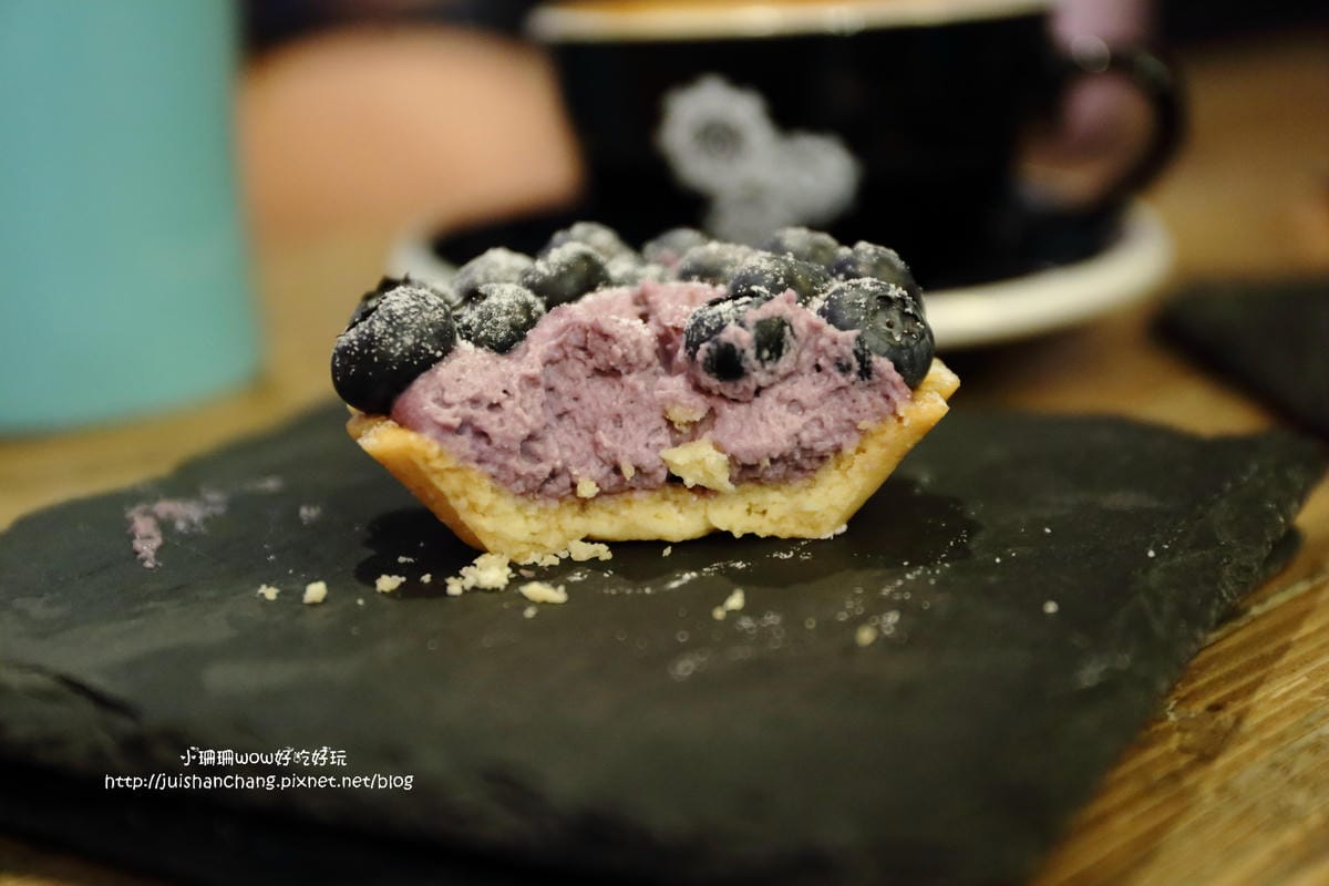 【食║台中】Love . x . Peace Café～超萌系甜點。夢幻馬卡龍大變身，相遇在美國百老匯？！　