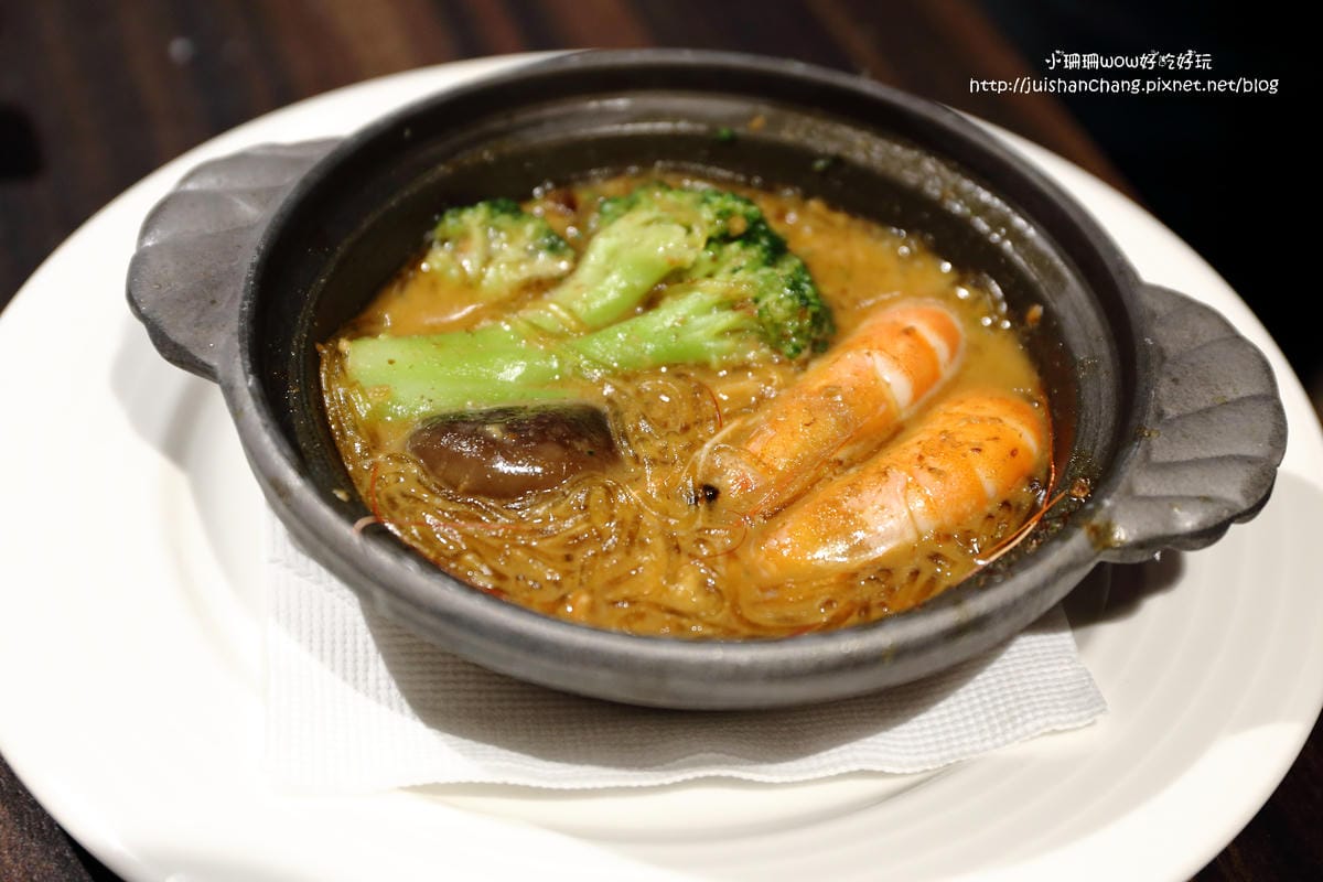 【食║台北】潮坊港式飲茶自助百匯（微風店）～高雄大八的美食正式進駐台北囉！平價港式料理吃到飽。傳統蒸籠推車。各類佳餚一次滿足！