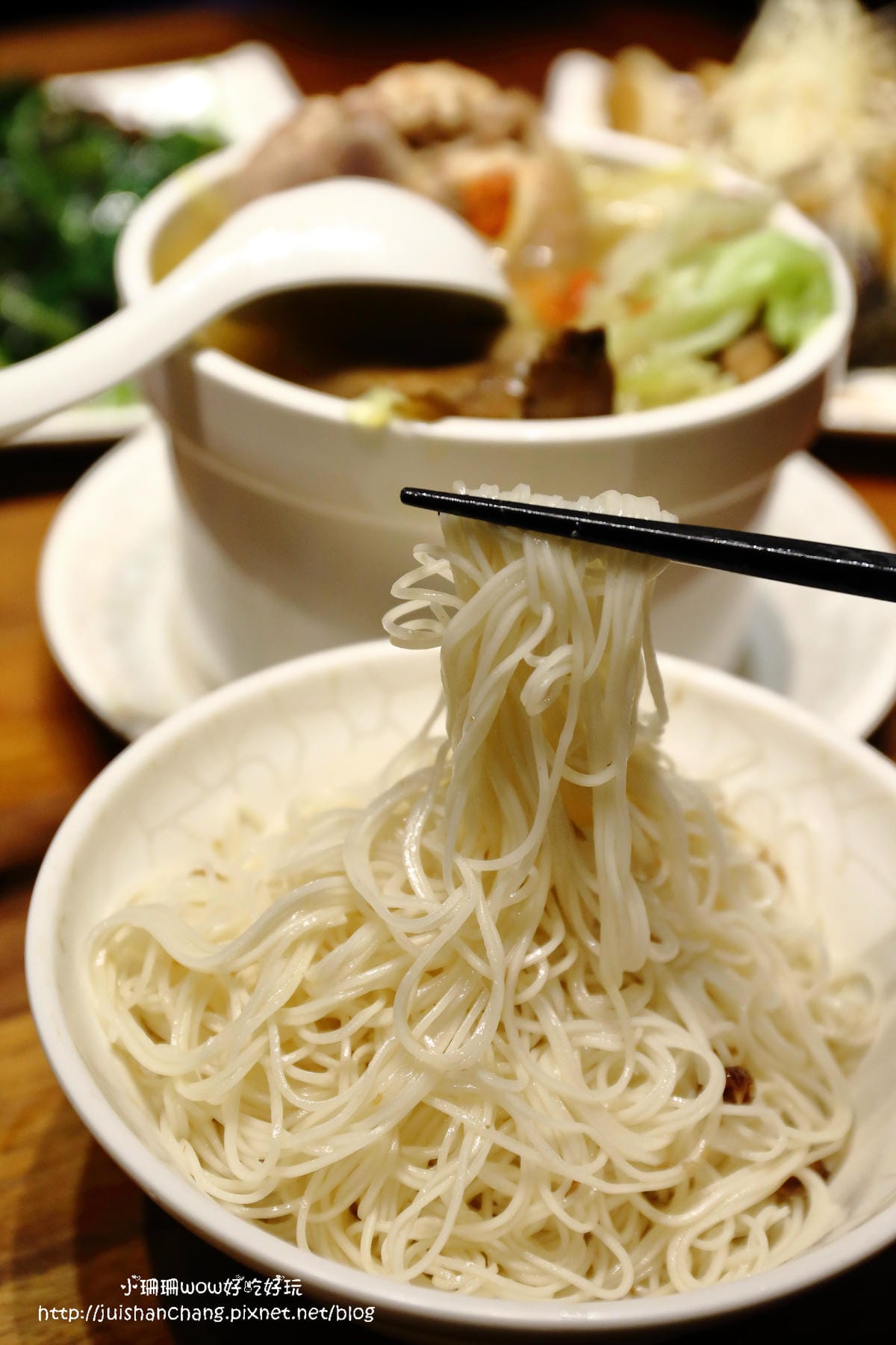 【食║台北】雙月食品社～台大醫院附近養生美食。冷冷的天，喝個暖呼呼的雞湯最讚了！