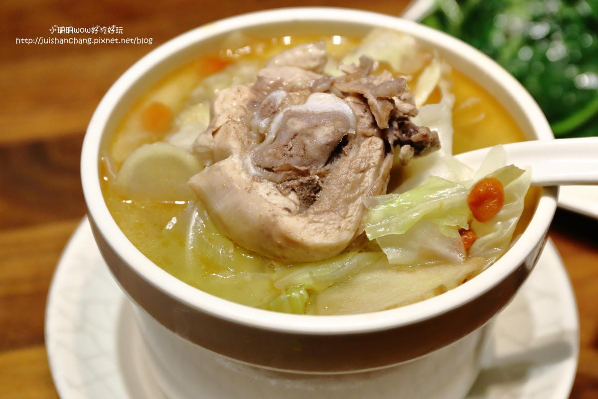 【食║台北】雙月食品社～台大醫院附近養生美食。冷冷的天，喝個暖呼呼的雞湯最讚了！