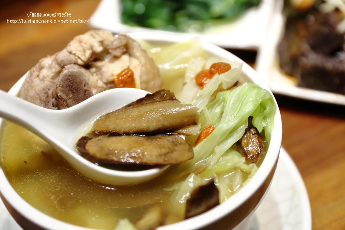 【食║台北】雙月食品社～台大醫院附近養生美食。冷冷的天，喝個暖呼呼的雞湯最讚了！