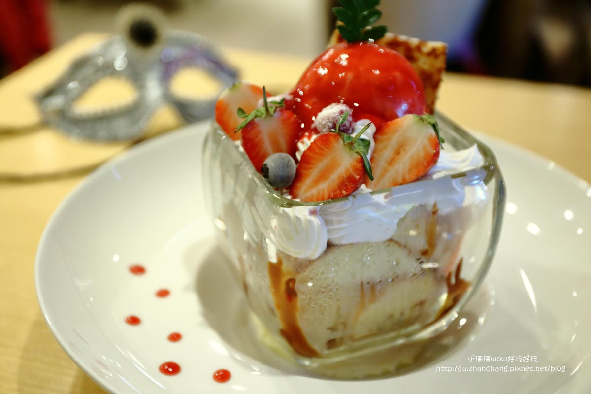 【食║台北】跳舞香水忠孝店～東區下午茶。奢華又浪漫面具趴。新品夢幻般的圓滾滾雲朵棉花糖