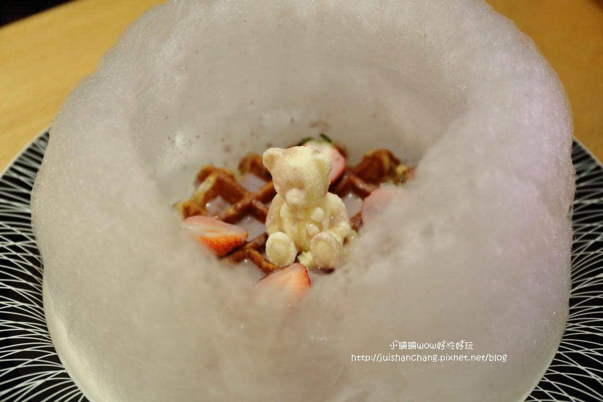 【食║台北】跳舞香水忠孝店～東區下午茶。奢華又浪漫面具趴。新品夢幻般的圓滾滾雲朵棉花糖