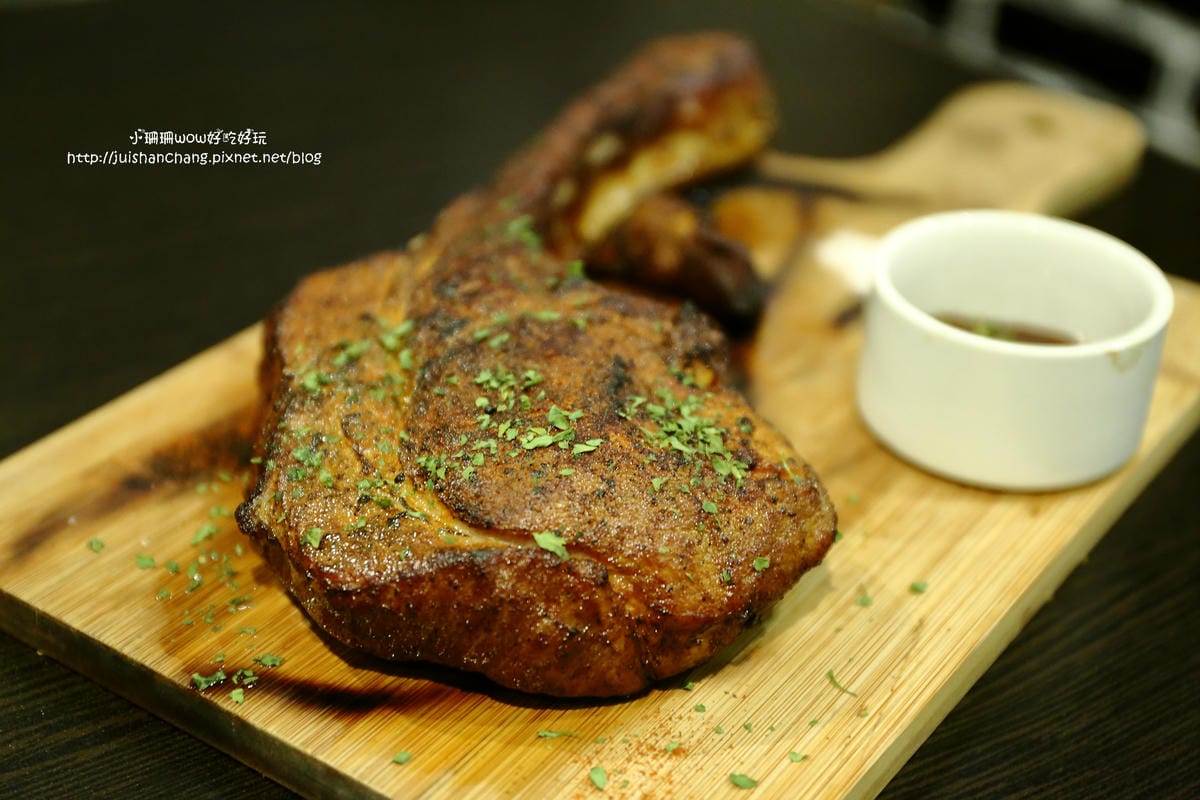 【食║台北】Mastro Cafe～咖啡VS.美食。「戰斧豬排」重量級霸氣登場，驚豔破表！