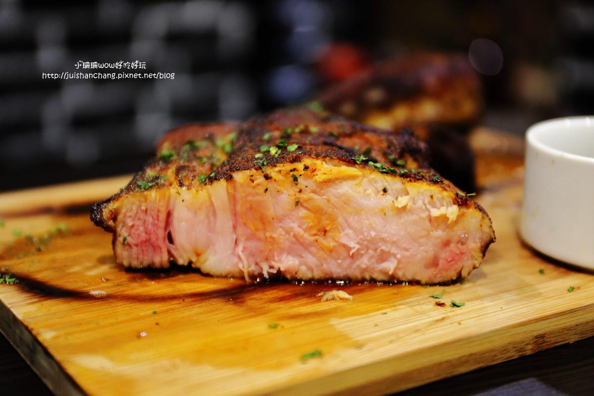 【食║台北】Mastro Cafe～咖啡VS.美食。「戰斧豬排」重量級霸氣登場，驚豔破表！