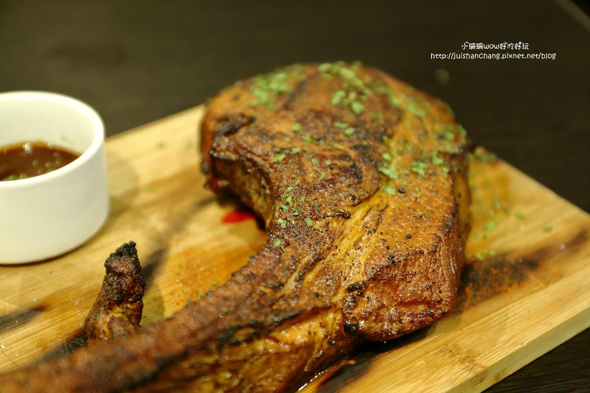 【食║台北】Mastro Cafe～咖啡VS.美食。「戰斧豬排」重量級霸氣登場，驚豔破表！