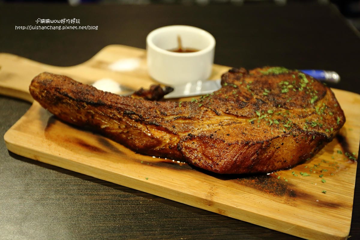 【食║台北】Mastro Cafe～咖啡VS.美食。「戰斧豬排」重量級霸氣登場，驚豔破表！