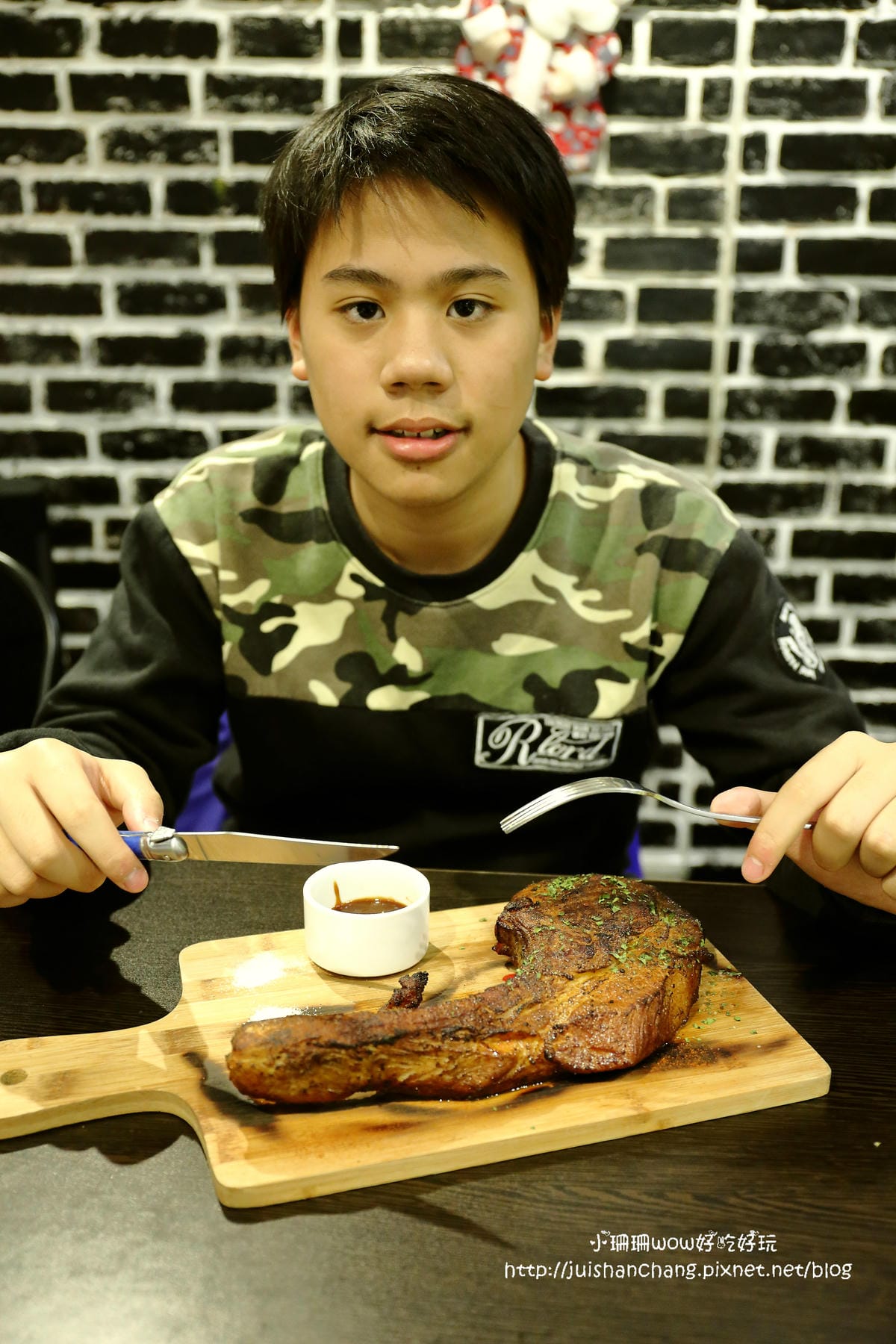 【食║台北】Mastro Cafe～咖啡VS.美食。「戰斧豬排」重量級霸氣登場，驚豔破表！