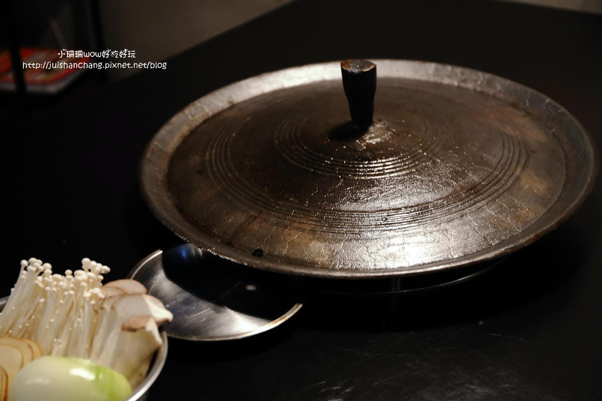 【食║台北】三角三韓國道地烤肉～51公分的大鍋蓋，正宗韓式口味！大口吃肉+正妹桌邊服務，道地的口味連韓國人也愛！