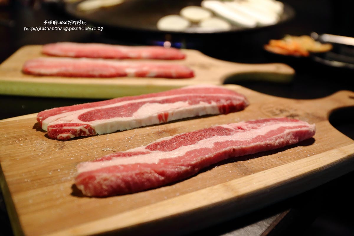 【食║台北】三角三韓國道地烤肉～51公分的大鍋蓋，正宗韓式口味！大口吃肉+正妹桌邊服務，道地的口味連韓國人也愛！