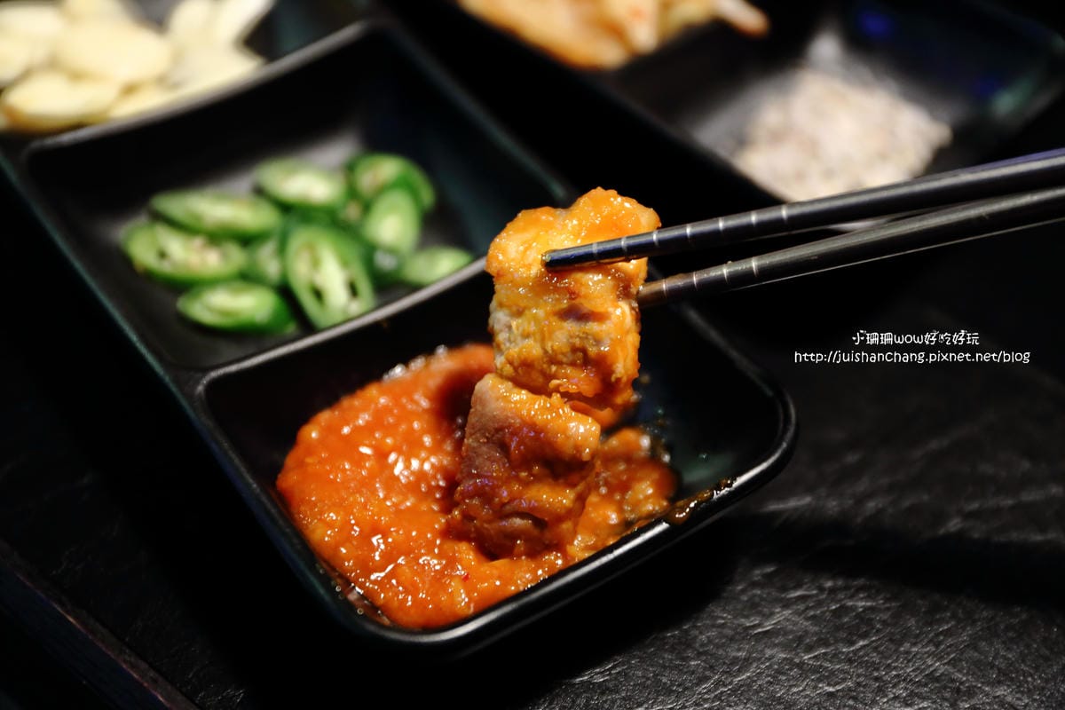 【食║台北】三角三韓國道地烤肉～51公分的大鍋蓋，正宗韓式口味！大口吃肉+正妹桌邊服務，道地的口味連韓國人也愛！