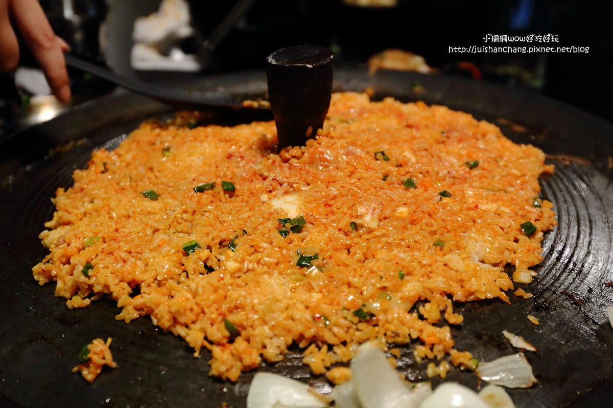 【食║台北】三角三韓國道地烤肉～51公分的大鍋蓋，正宗韓式口味！大口吃肉+正妹桌邊服務，道地的口味連韓國人也愛！