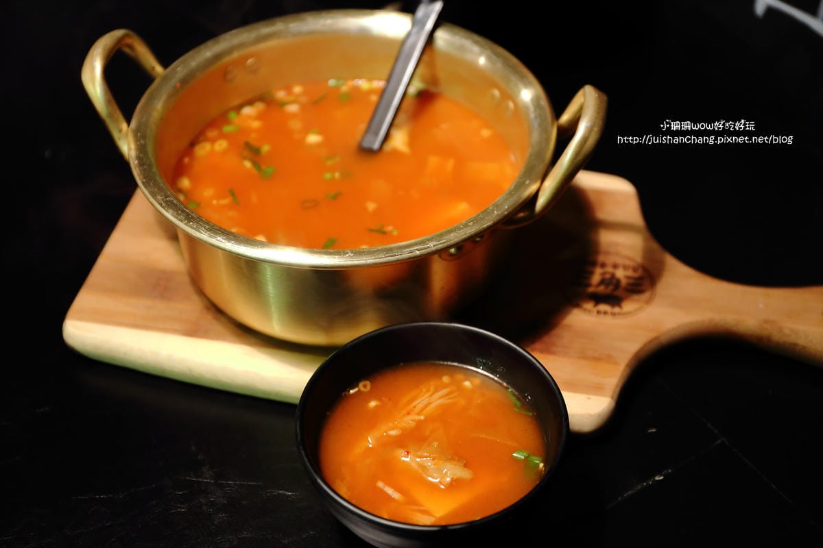 【食║台北】三角三韓國道地烤肉～51公分的大鍋蓋，正宗韓式口味！大口吃肉+正妹桌邊服務，道地的口味連韓國人也愛！