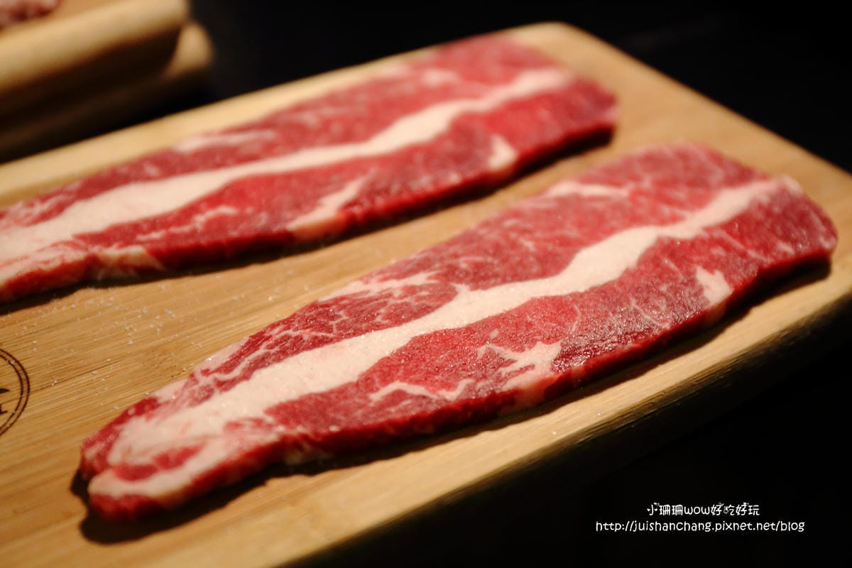 【食║台北】三角三韓國道地烤肉～51公分的大鍋蓋，正宗韓式口味！大口吃肉+正妹桌邊服務，道地的口味連韓國人也愛！