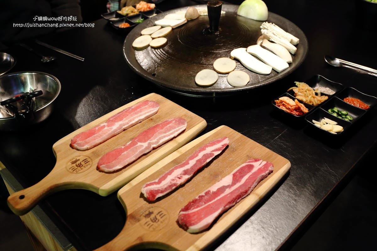 【食║台北】三角三韓國道地烤肉～51公分的大鍋蓋，正宗韓式口味！大口吃肉+正妹桌邊服務，道地的口味連韓國人也愛！
